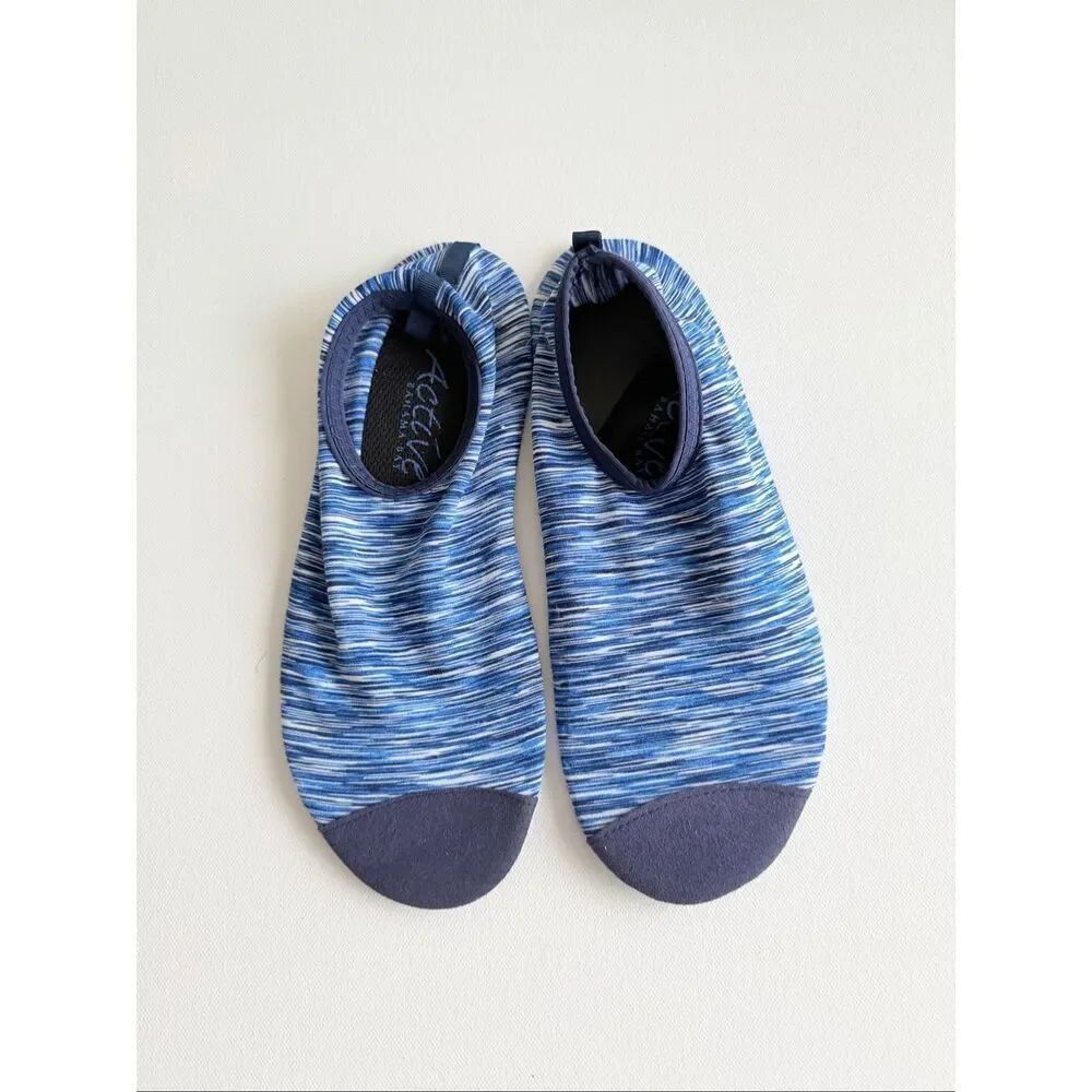 NWT water shoes blue white aqua socks size Medium